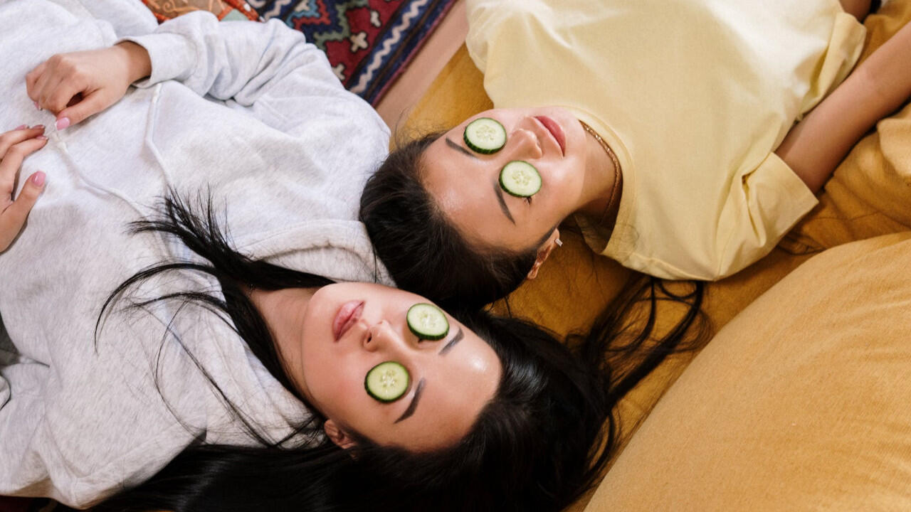 Augenringe ade: Gurke spendet der dünnen Haut unter den Augen Feuchtigkeit. Augenringe ade: Gurke spendet der dünnen Haut unter den Augen Feuchtigkeit.