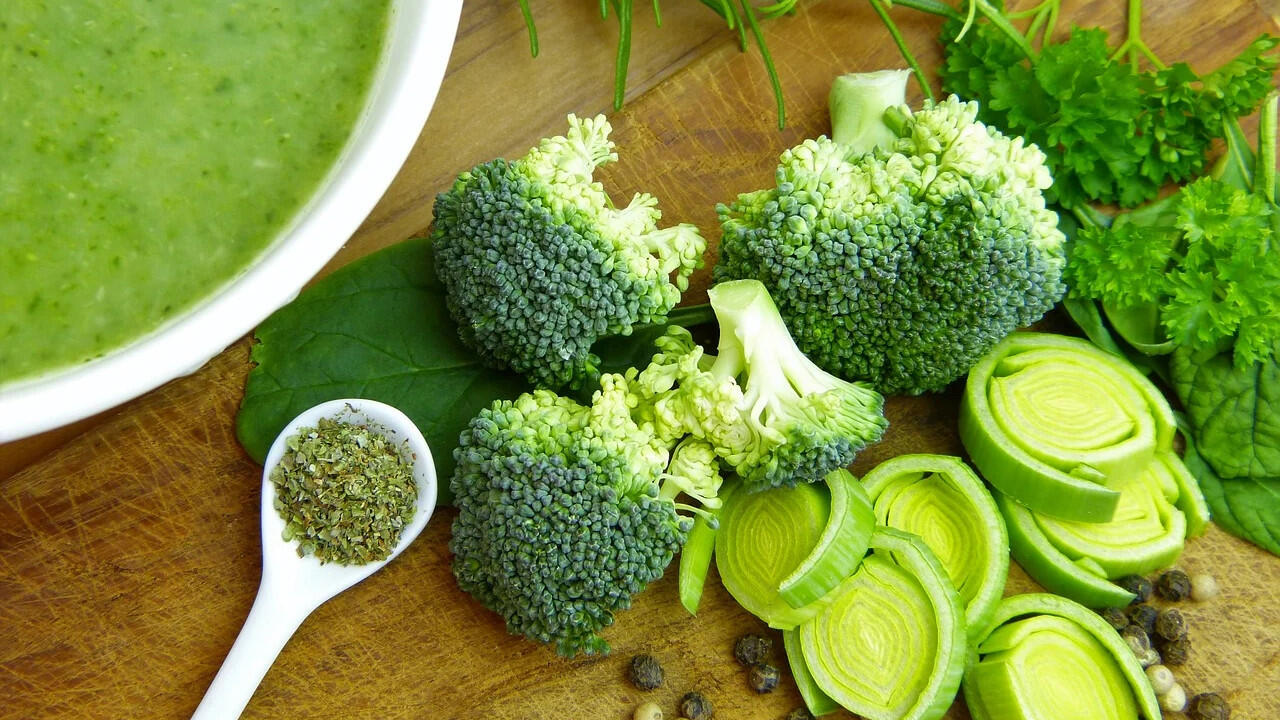 In grünem Gemüse wie Brokkoli stecken wichtige Vitamine, die Augenringen vorbeugen können. In grünem Gemüse wie Brokkoli stecken wichtige Vitamine, die Augenringen vorbeugen können.
