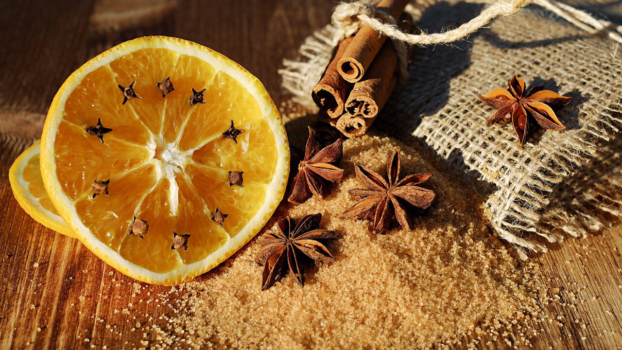 Typische Zutaten für Glühwein: Orange, Zimt und Sternanis Typische Zutaten für Glühwein: Orange, Zimt und Sternanis