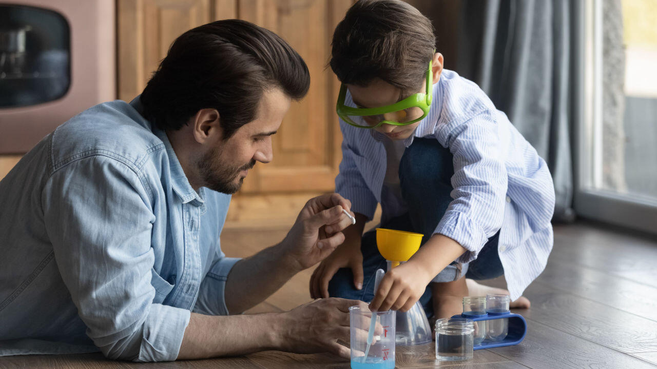Einen Experimentierkasten kann man auch zusammen erforschen. Einen Experimentierkasten kann man auch zusammen erforschen.