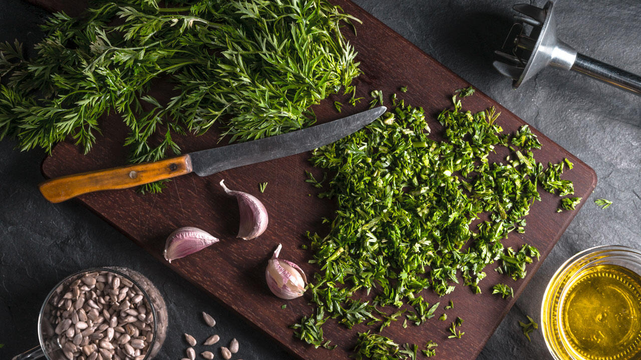 Karottengrün-Pesto ist lecker – und deutlich billiger als Pesto aus Basilikum. Karottengrün-Pesto ist lecker – und deutlich billiger als Pesto aus Basilikum.