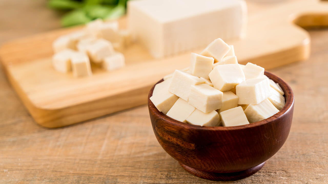 Tofu ist nicht nur gesund und umweltschonend, sondern lässt sich auch vielfältig zubereiten. Tofu ist nicht nur gesund und umweltschonend, sondern lässt sich auch vielfältig zubereiten.