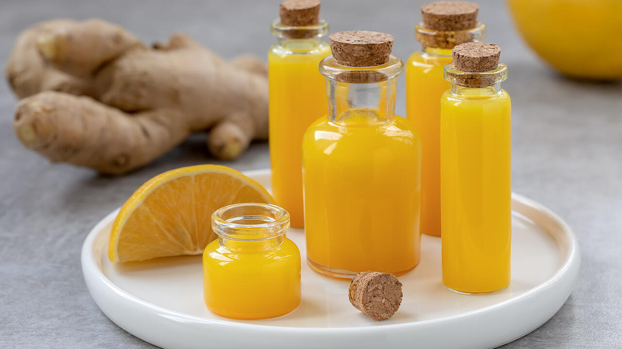 Ingwershots werden häufig getrunken, um Erkältungen vorzubeugen. Allerdings gibt es keine wissenschaftlichen Belege dafür, dass Ingwer tatsächlich das Immunsystem stärkt. Ingwershots werden häufig getrunken, um Erkältungen vorzubeugen. Allerdings gibt es keine wissenschaftlichen Belege dafür, dass Ingwer tatsächlich das Immunsystem stärkt.