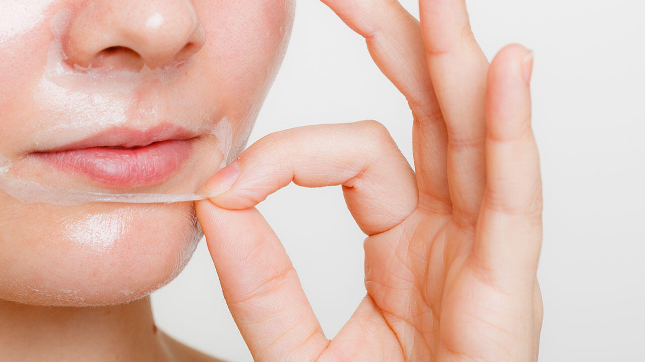 Peel-off-Masken sollen Schmutz, Talg und abgestorbene Hautschüppchen entfernen. Peel-off-Masken sollen Schmutz, Talg und abgestorbene Hautschüppchen entfernen.