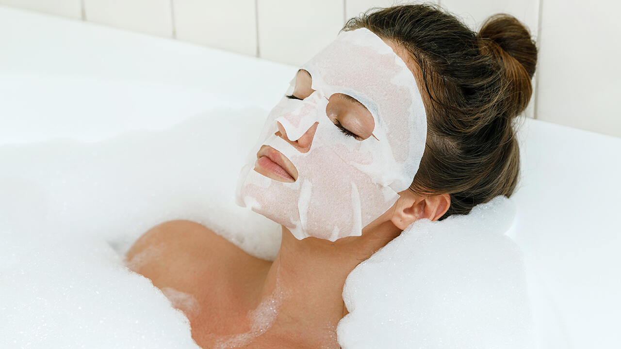 Eine Gesichtsmaske verspricht Erholung – sowohl für uns als auch für unsere Haut. Umso ärgerlicher ist es, wenn eine Feuchtigkeitsmaske unerwünschte Problemstoffe enthält.
