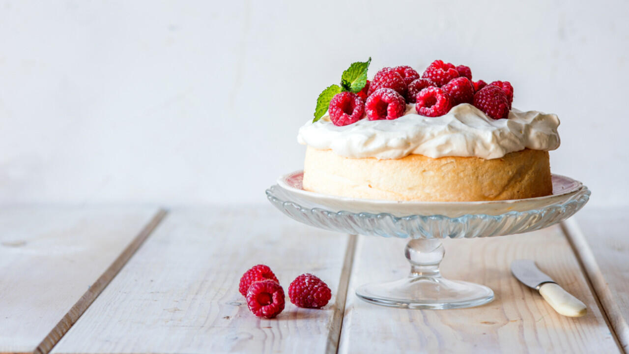 Sogar Sahnetorte können Sie vegan backen – mit einer pflanzlichen Sahnealternative. Sogar Sahnetorte können Sie vegan backen – mit einer pflanzlichen Sahnealternative.