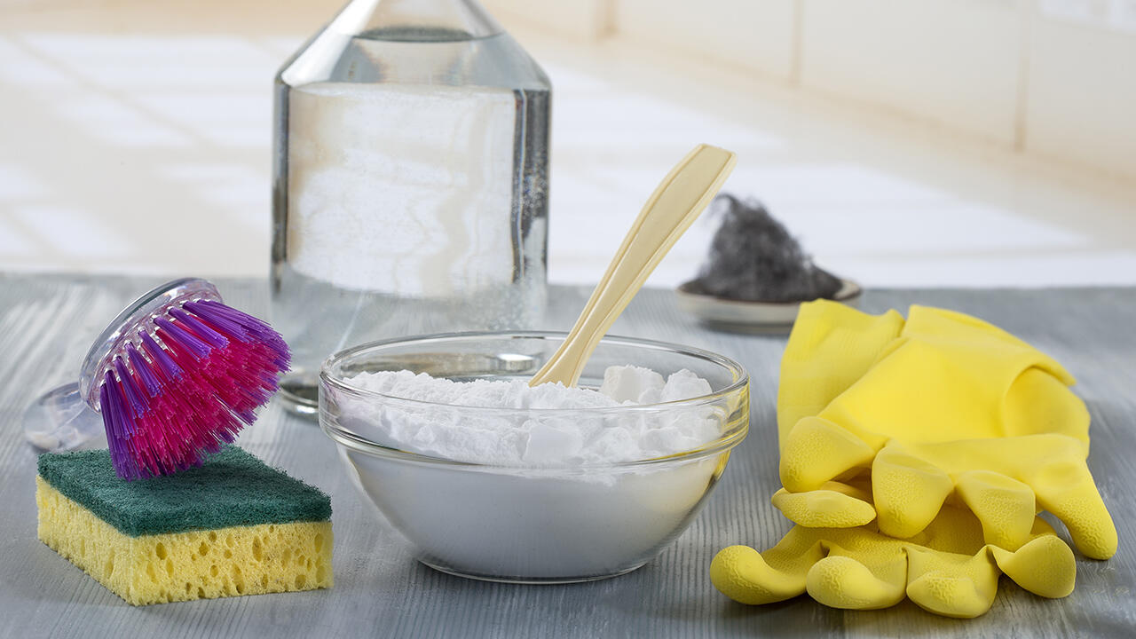 Natron (Backsoda) ist für viele Reinigungsarbeiten geeignet. Natron (Backsoda) ist für viele Reinigungsarbeiten geeignet.