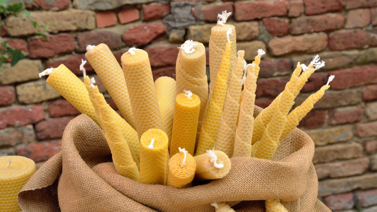 Kerzen aus Bienenwachs sind zwar nicht vegan, dafür aber auch keine Erdöl-Produkte. Kerzen aus Bienenwachs sind zwar nicht vegan, dafür aber auch keine Erdöl-Produkte.