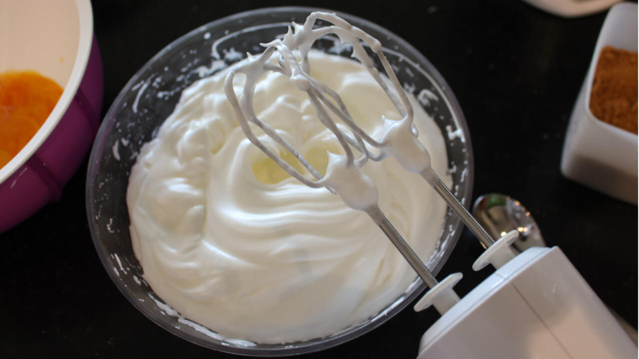 Eischnee können Sie auch vegan aus Kichererbsenwasser aufschlagen. Eischnee können Sie auch vegan aus Kichererbsenwasser aufschlagen.