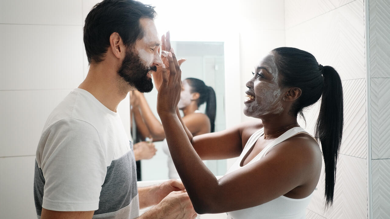 Gesichtsmasken gehen häufig mit einer kleinen Auszeit einher. Dabei können sie unsere Haut für gewisse Zeit glatter aussehen lassen. 