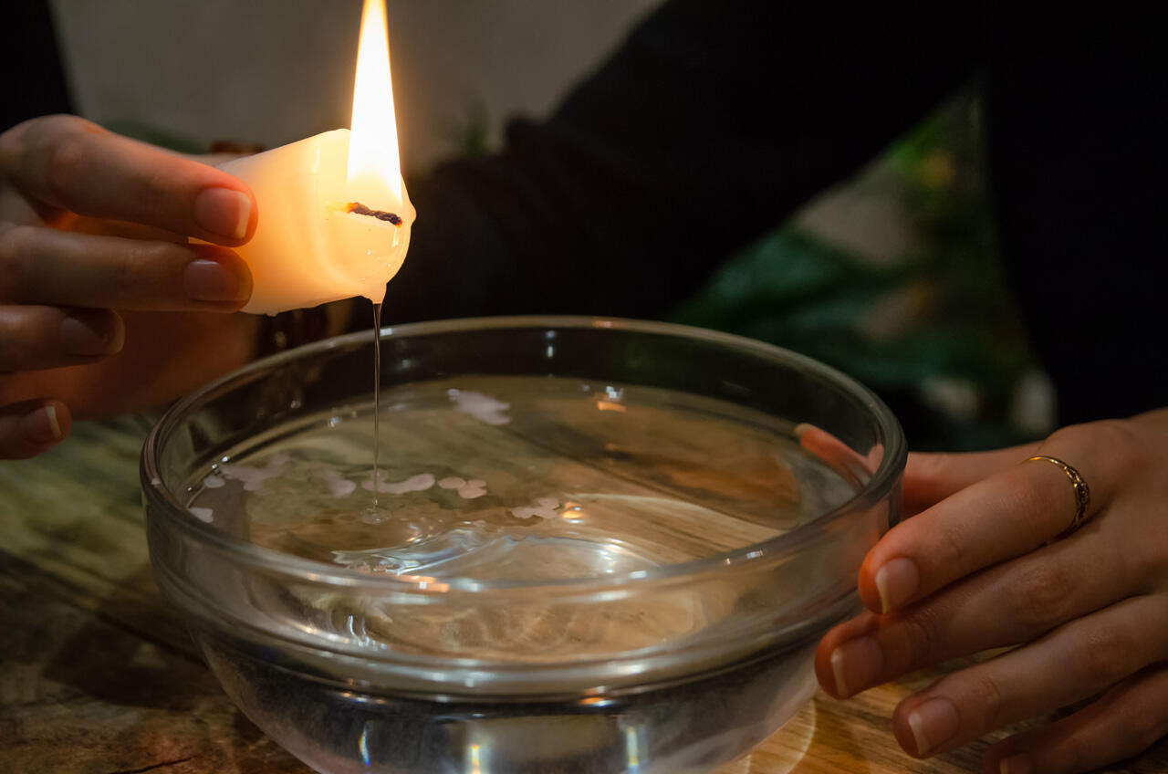 Natürlich können Sie das Wachs auch direkt aus der Kerze in eine Schüssel mit Wasser tropfen. Natürlich können Sie das Wachs auch direkt aus der Kerze in eine Schüssel mit Wasser tropfen.
