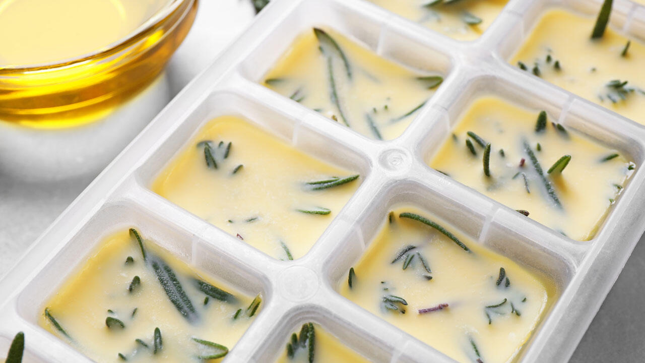 Soßen lassen sich portionsweise in einem Eiswürfelbehälter einfrieren. Soßen lassen sich portionsweise in einem Eiswürfelbehälter einfrieren.