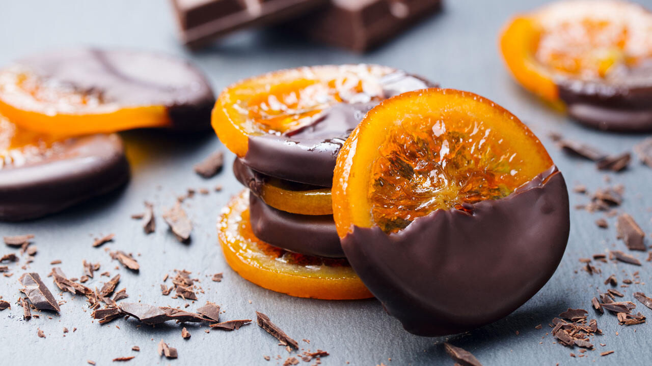 Kandierte Früchte mit Schokolade sind eine fruchtige Köstlichkeit – und ein schönes Geschenk.