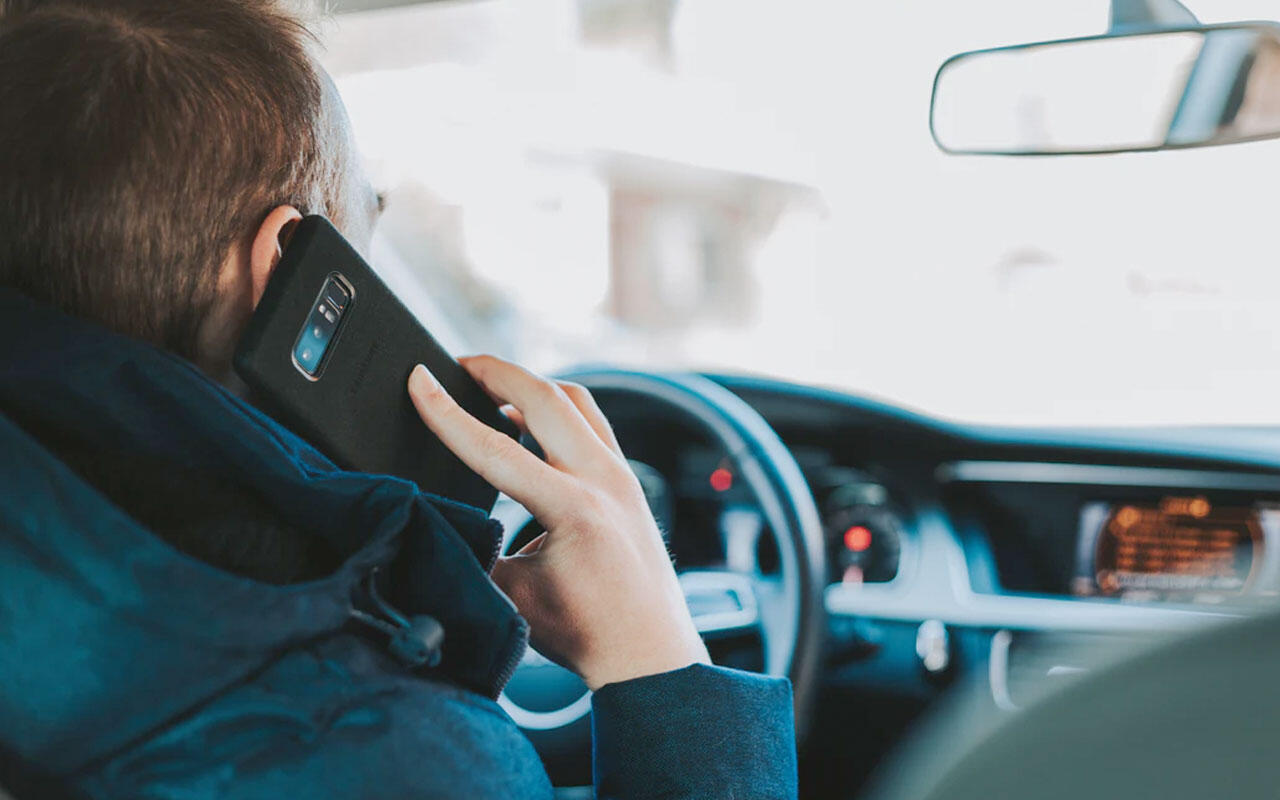 Telefonieren im Verkehr: nicht nur verboten, sondern auch mit höherer Strahlenbelastung verbunden