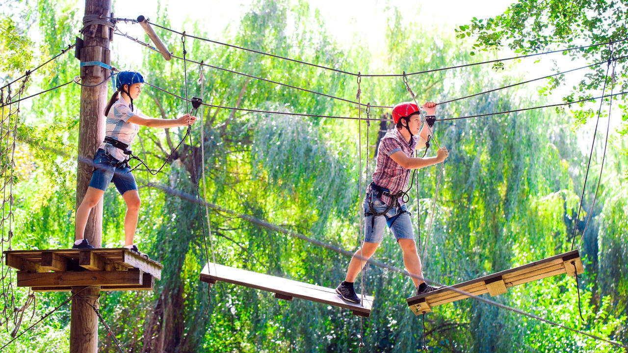 Nachhaltiges Geschenk: Gemeinsame Erlebnisse (wie ein Besuch im Klettergarten) Nachhaltiges Geschenk: Gemeinsame Erlebnisse (wie ein Besuch im Klettergarten)