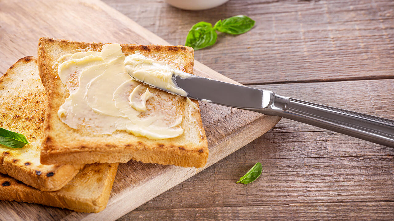 Butter ist beliebt. Allerdings zeigt unser Butter-Test, dass viele Produkte mit Mineralöl belastet sind.