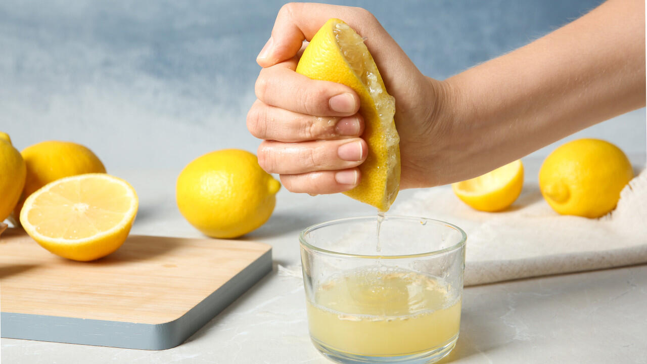 Mit dem Saft einer Zitrone können Sie wirksam Rotweinflecken entfernen.
