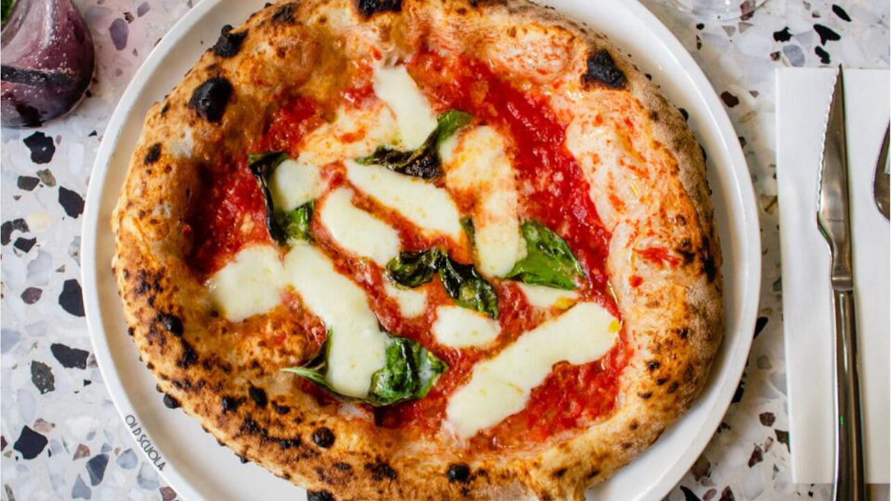 Pizza kann man gut aufwärmen – in der Pfanne erwärmt bleibt sie knusprig.