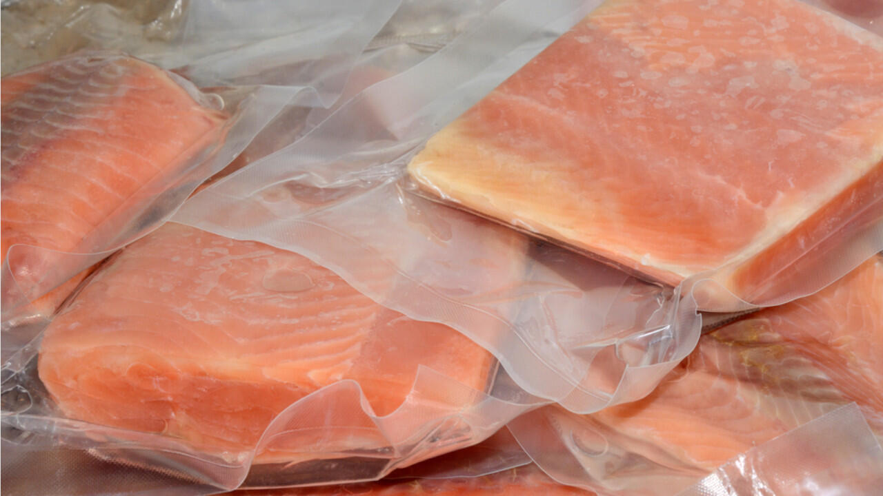 Ist der Fisch wie dieser Lachs in einem gut verschlossenen Beutel, können Sie ihn im kalten Wasserbad schnell auftauen. Ist der Fisch wie dieser Lachs in einem gut verschlossenen Beutel, können Sie ihn im kalten Wasserbad schnell auftauen.