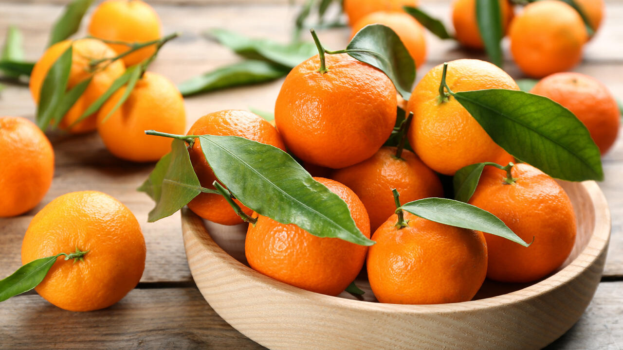 Grüne Blätter an Mandarinen sind ein Zeichen für frische Ware.