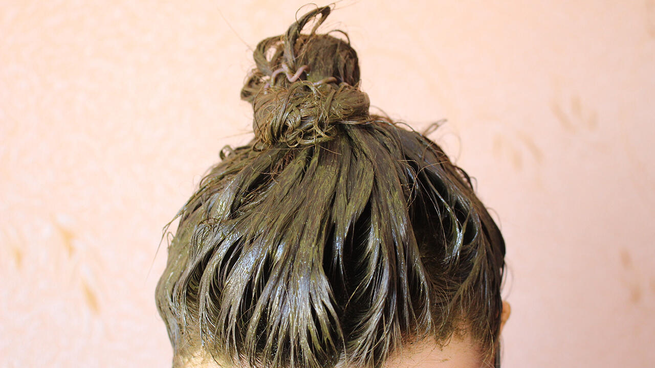 In der Corona-Pandemie griffen viele Frauen und Männer zu Haarfärbemitteln für zu Hause In der Corona-Pandemie griffen viele Frauen und Männer zu Haarfärbemitteln für zu Hause