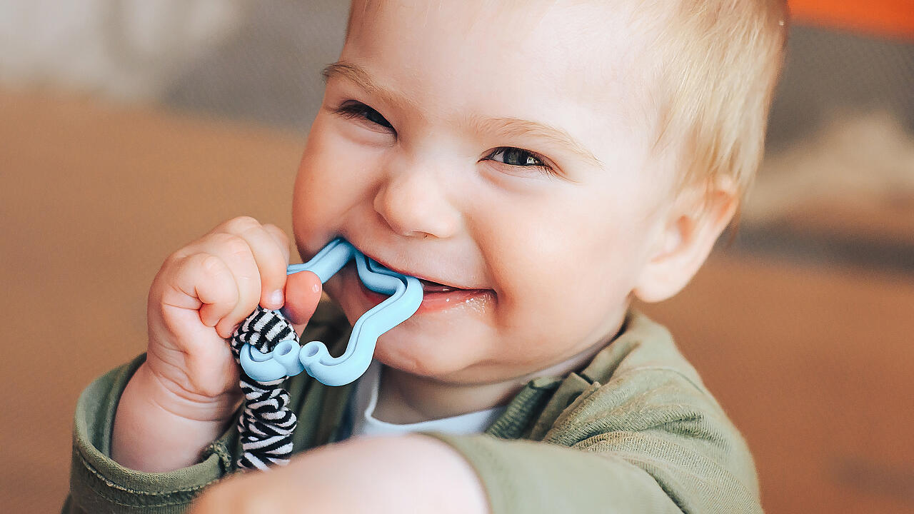 Zahnende Kinder haben oft Schmerzen. Beißringe können dabei helfen, die Beschwerden zu lindern. Wir können elf Zahnungshilfen mit "sehr gut" empfehlen.