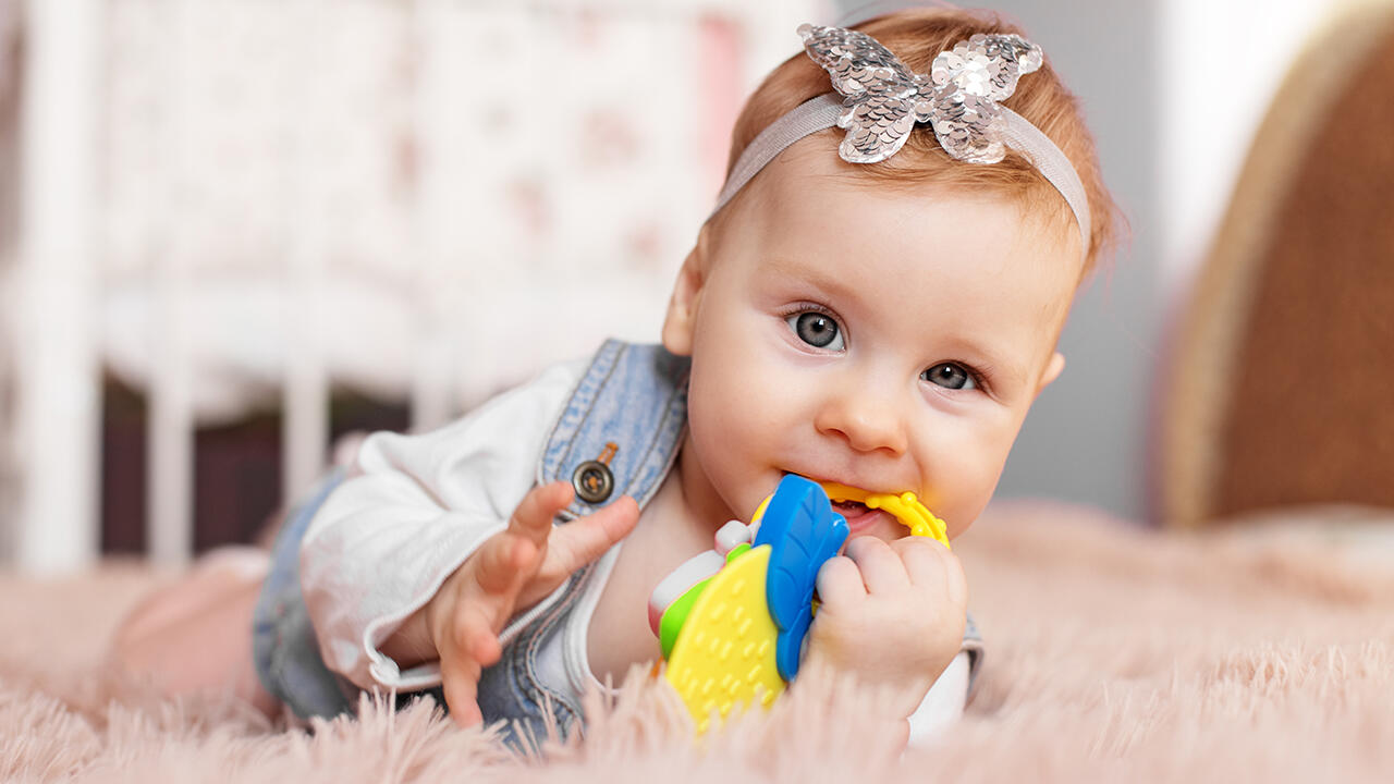Wenn Babys zahnen: Schießen dem Baby die ersten Milchzähne ins Zahnfleisch ein, kaut und nagt es oft verzweifelt an allem herum, was es in die Hände bekommt. Wenn Babys zahnen: Schießen dem Baby die ersten Milchzähne ins Zahnfleisch ein, kaut und nagt es oft verzweifelt an allem herum, was es in die Hände bekommt.