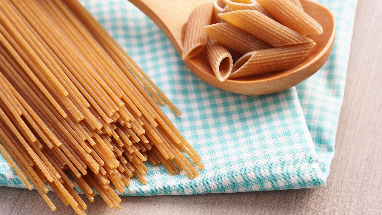 Vollkornnudeln im Test: Insgesamt fünf Vollkornspaghetti-Packungen fallen mit "mangelhaft" oder "ungenügend" durch. Vollkornnudeln im Test: Insgesamt fünf Vollkornspaghetti-Packungen fallen mit "mangelhaft" oder "ungenügend" durch.