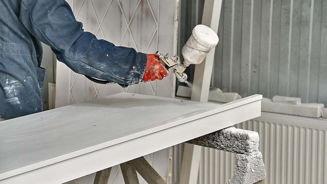 Vorsicht beim Sprühen! Wer Farblacke mit der Spritzpistole aufträgt, sollte dabei einen Mundschutz tragen. Vorsicht beim Sprühen! Wer Farblacke mit der Spritzpistole aufträgt, sollte dabei einen Mundschutz tragen.