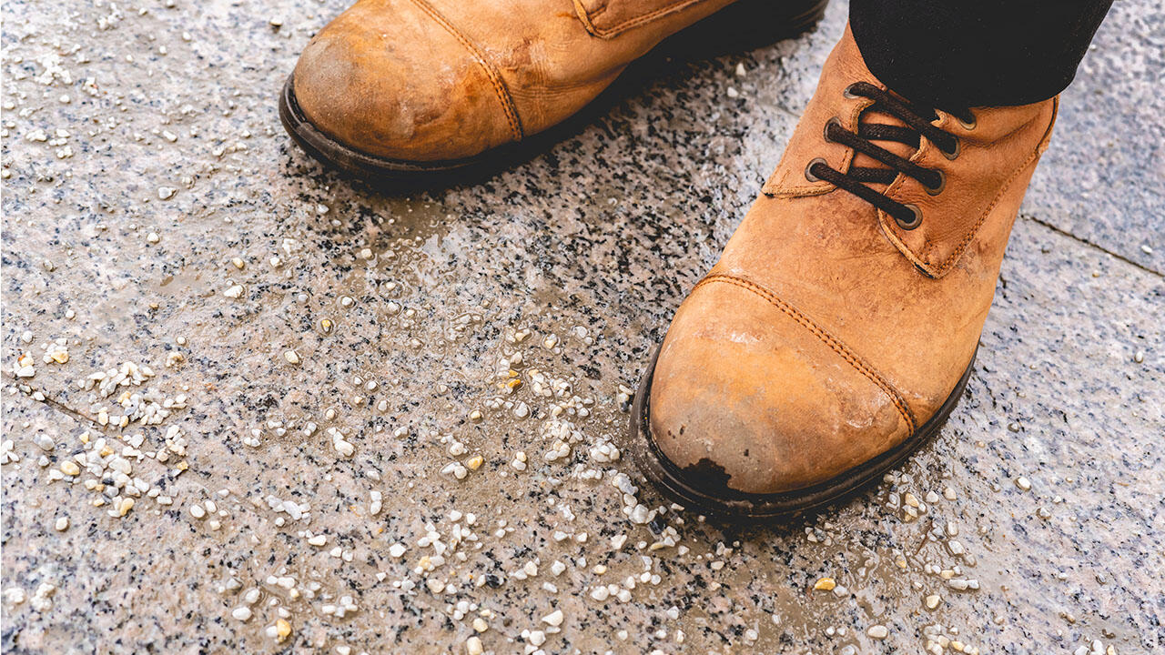 Streusalz hinterlässt Flecken auf Schuhen. Streusalz hinterlässt Flecken auf Schuhen.