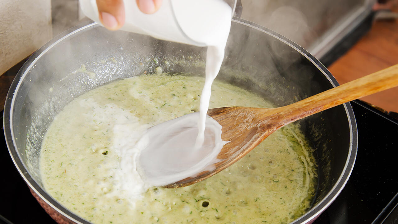 Kokosmilch: Kochen mit Kokos bringt das gewisse Etwas auf den Teller. 