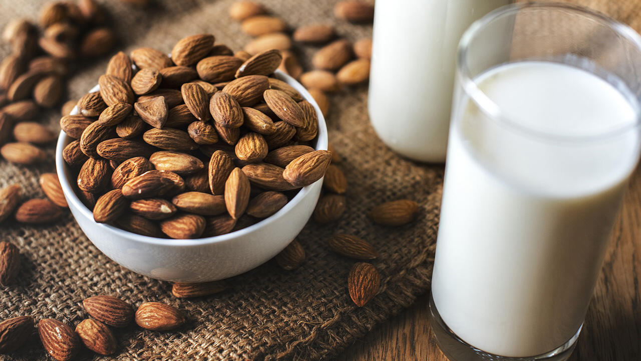 Unser Test pflanzlicher Milchersatz umfasst neben Hafermilch und Sojamilch auch Mandelmilch.