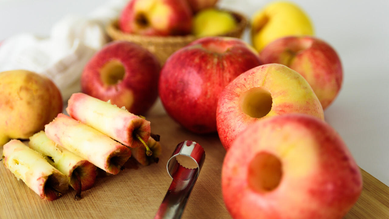 Für selbst gemachte Bratäpfel ist ein Apfelausstecher ein praktisches Hilfsmittel.