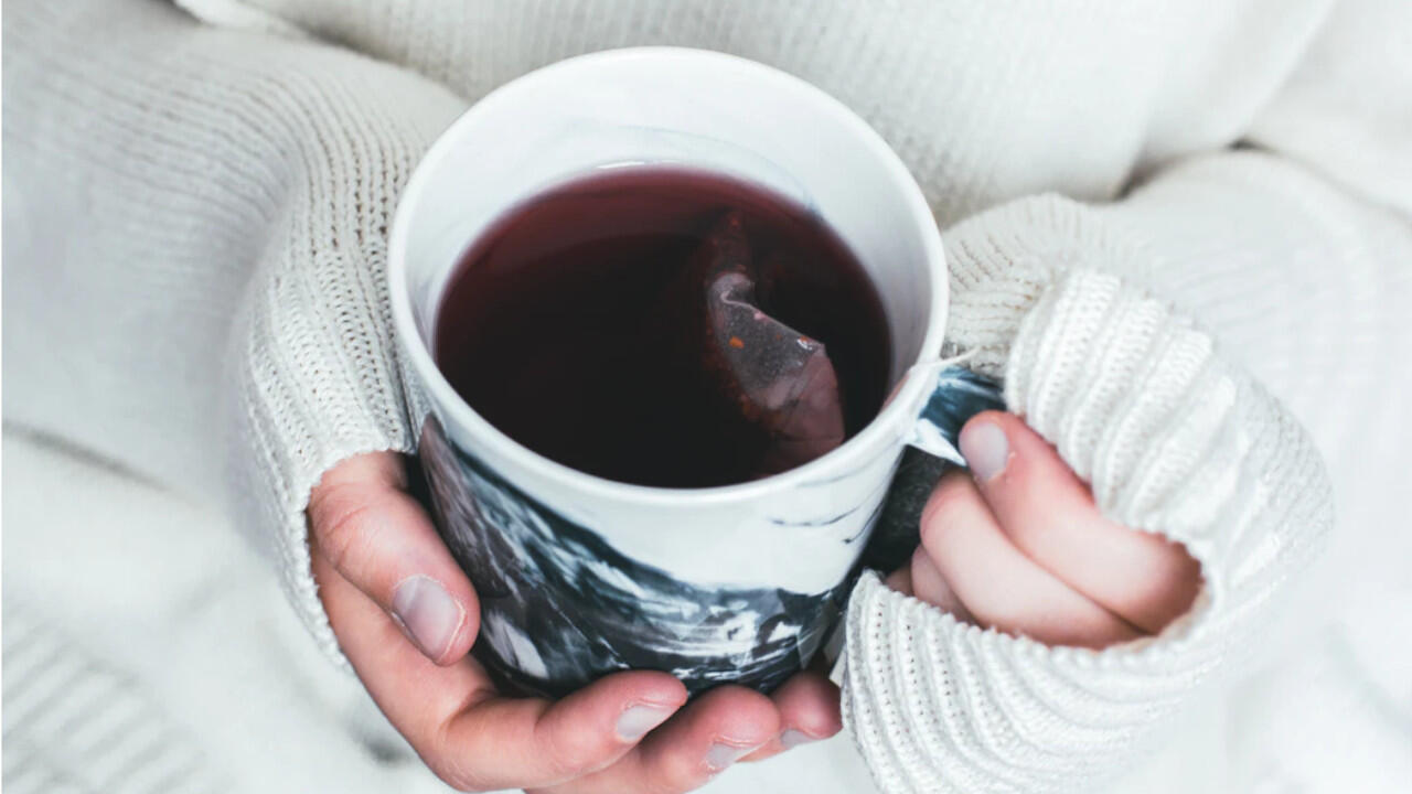 Eine heiße Tasse Tee hilft bei Erkältungen - Thymiantee bei Husten und Salbeitee gegen Halsschmerzen. Eine heiße Tasse Tee hilft bei Erkältungen - Thymiantee bei Husten und Salbeitee gegen Halsschmerzen.