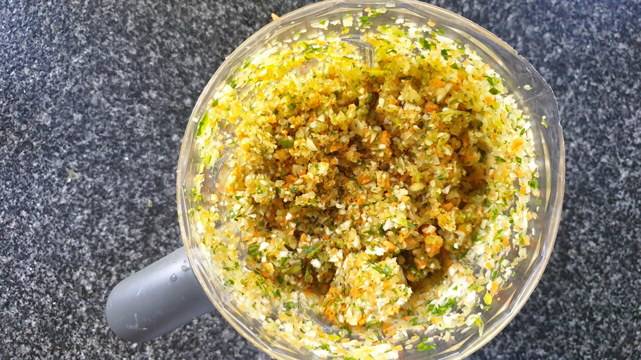 Erst häckseln, dann kurz pürieren - so wird die Paste für Gemüsebrühe perfekt Erst häckseln, dann kurz pürieren - so wird die Paste für Gemüsebrühe perfekt