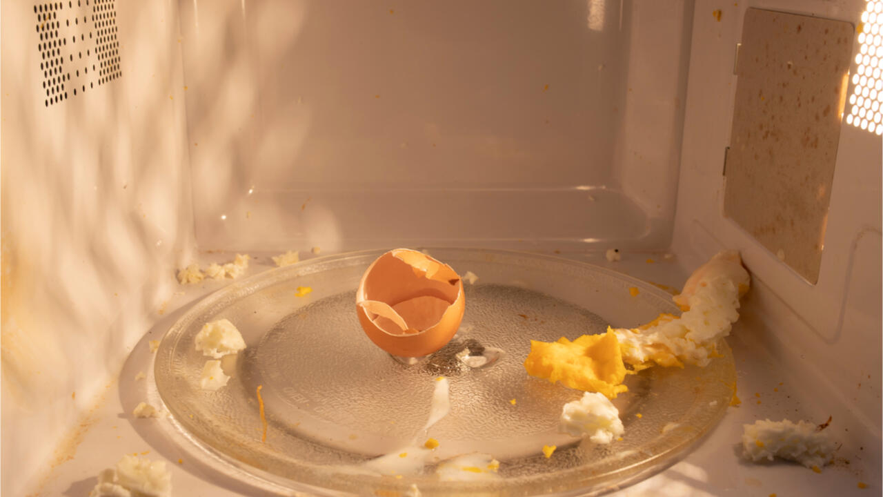 Au weia! Ein gekochtes Ei ist in der Mikrowelle explodiert.