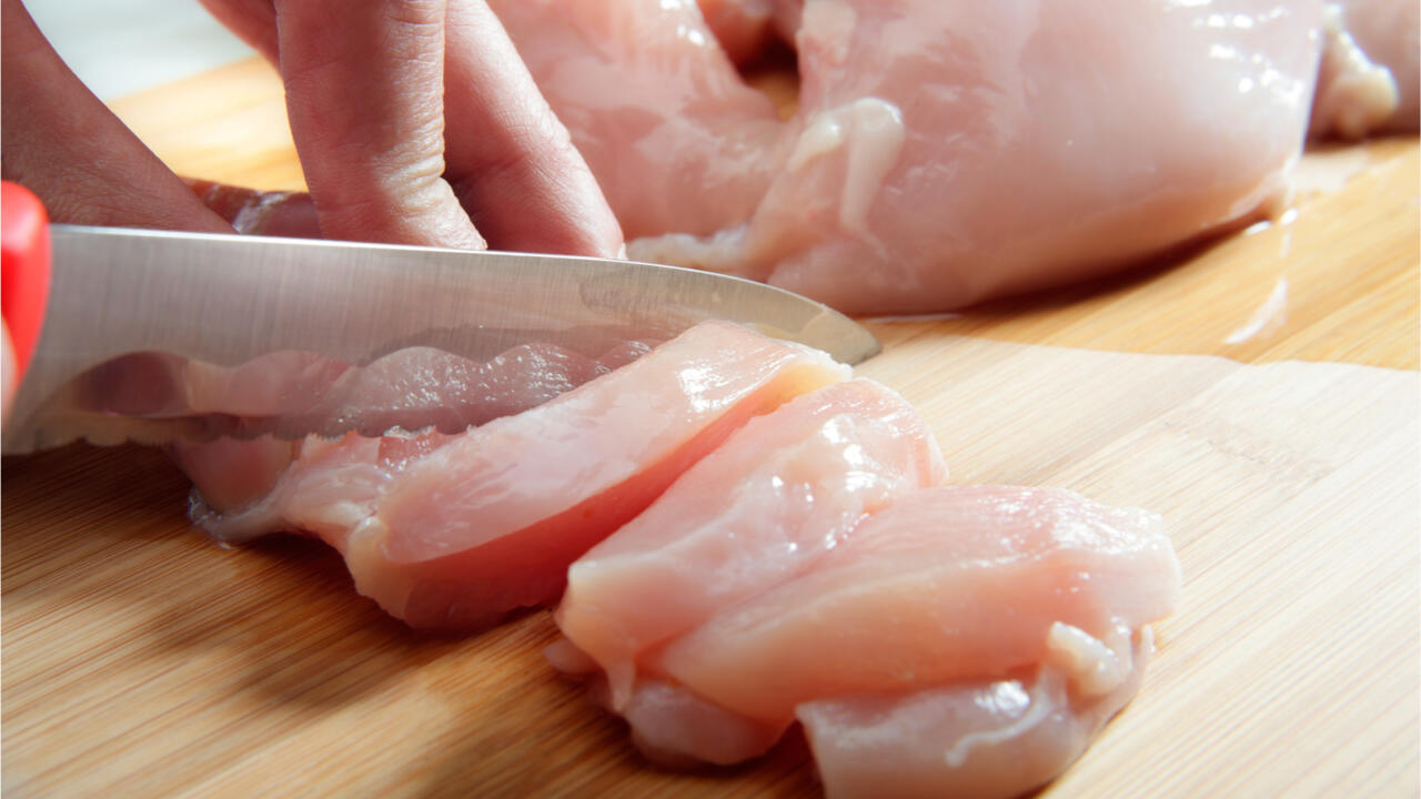 Hände und Oberflächen sollten nach der Verarbeitung von rohem Fleisch gründlich gereinigt wurden. Hände und Oberflächen sollten nach der Verarbeitung von rohem Fleisch gründlich gereinigt wurden.