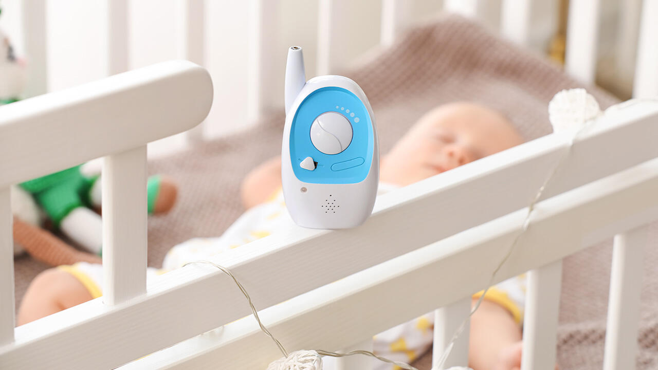 Setzen Kinder starkem Elektrosmog aus: Babyfone. Stellen Sie die Geräte daher nicht so nah ans Kind.