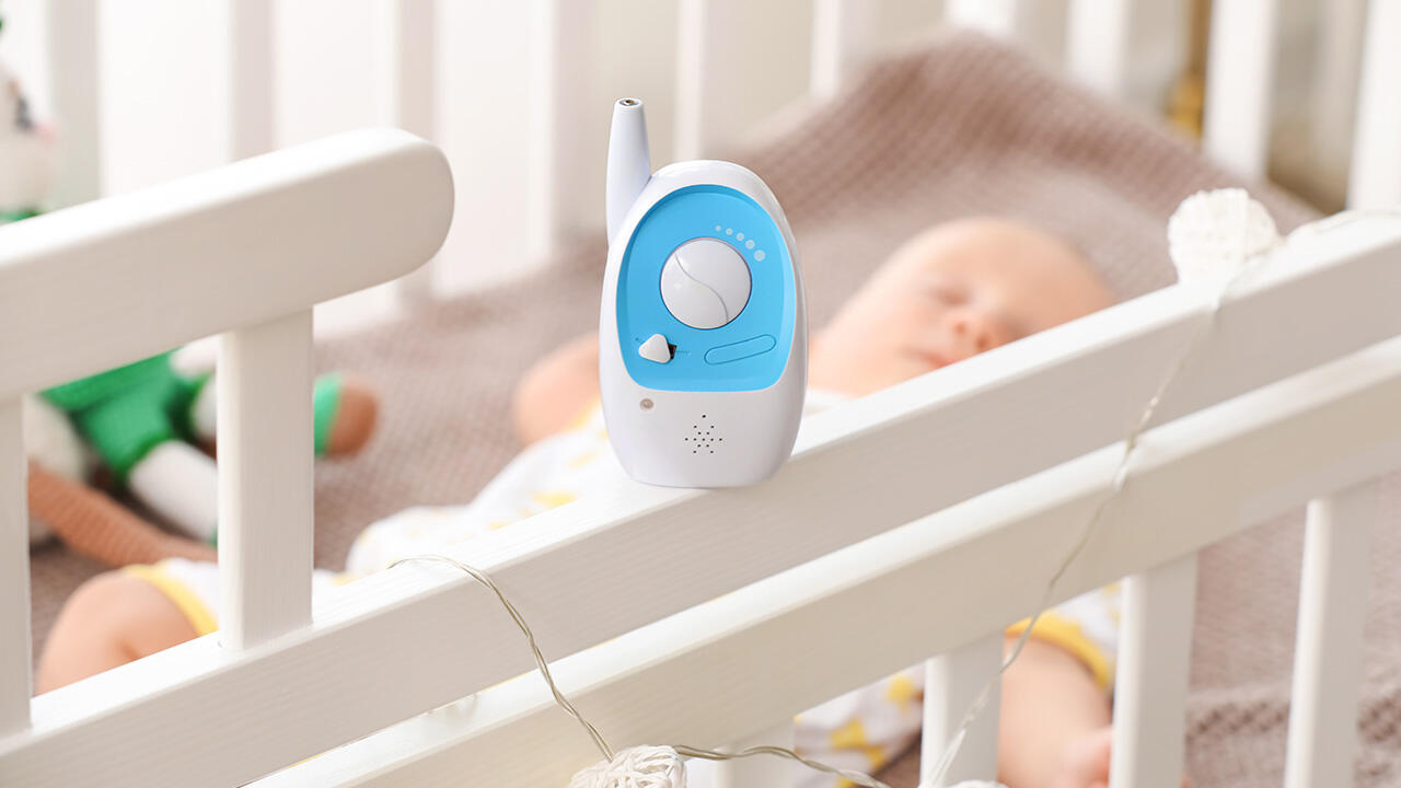 Setzen Kinder starkem Elektrosmog aus: Babyfone. Stellen Sie die Geräte daher nicht so nah ans Kind. Setzen Kinder starkem Elektrosmog aus: Babyfone. Stellen Sie die Geräte daher nicht so nah ans Kind.