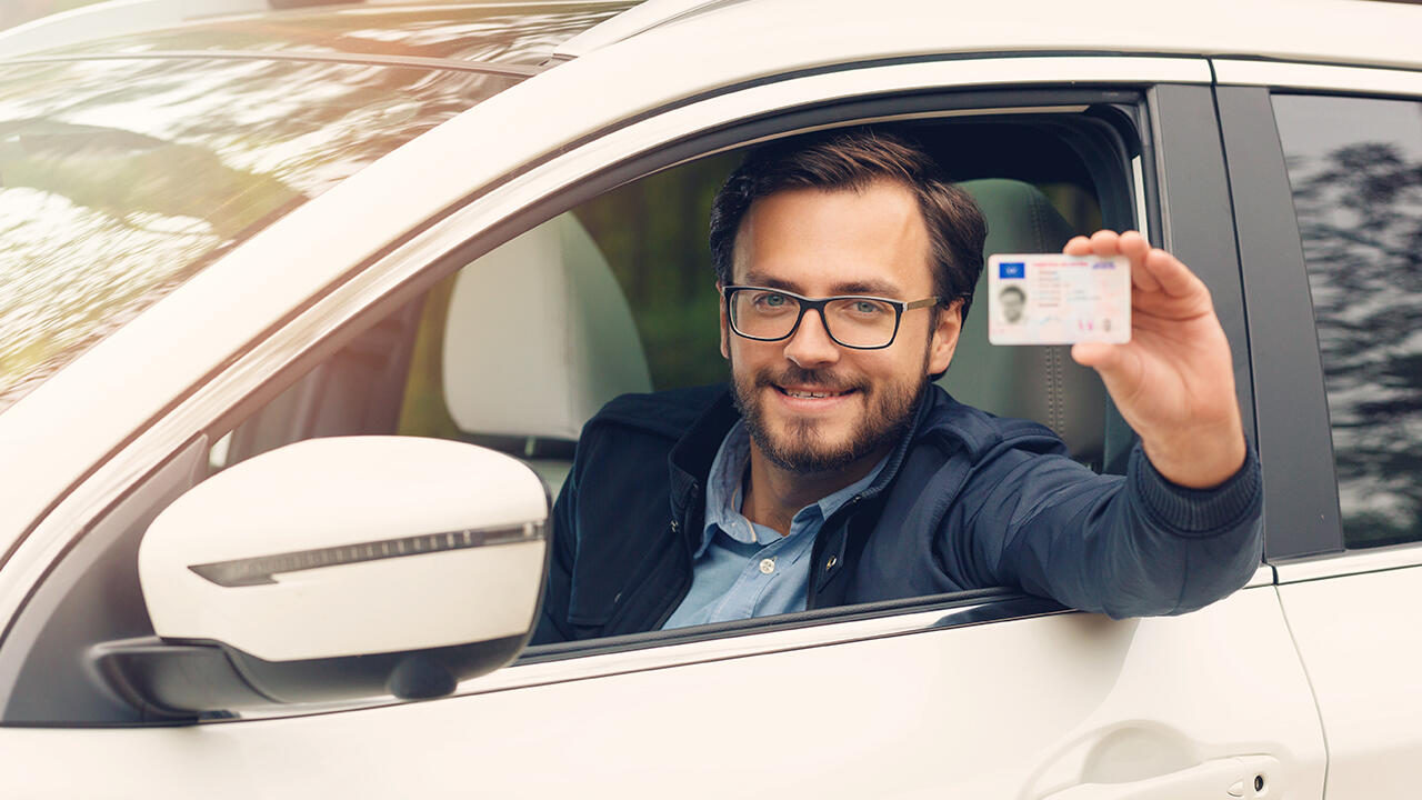 Führerscheine müssen auf das neue Scheckkarten-Format umgetauscht werden. Führerscheine müssen auf das neue Scheckkarten-Format umgetauscht werden.