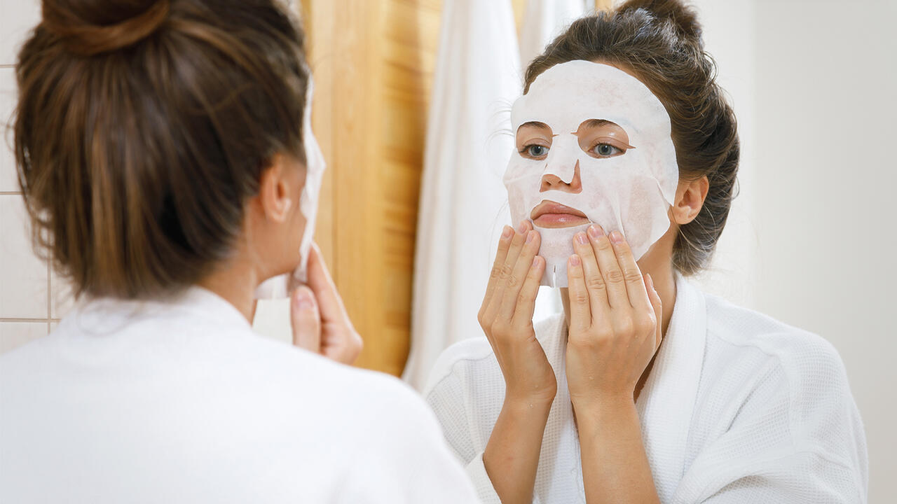 Eine Gesichtsmaske verspricht Entspannung – sowohl für uns als auch für unsere Haut. Da ist es ärgerlich, wenn eine Feuchtigkeitsmaske unerwünschte Problemstoffe enthält.