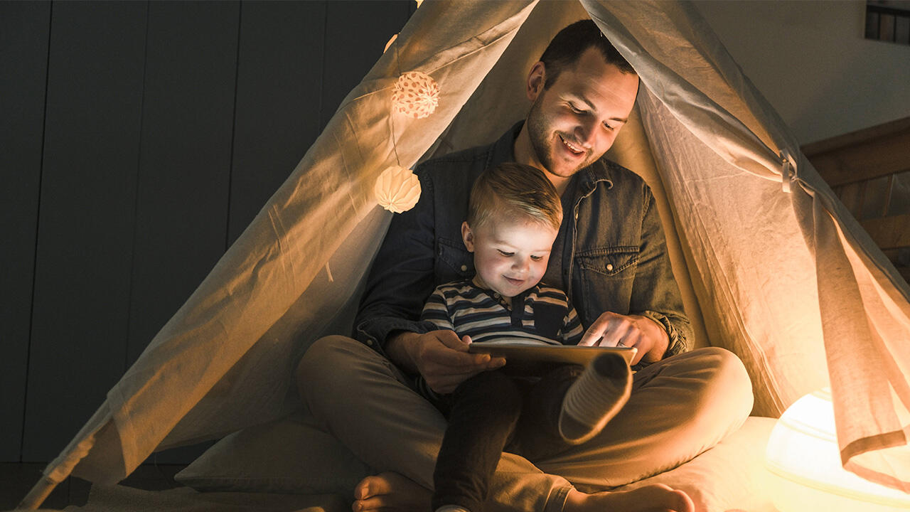 Spielen mit dem Tablet: Kinder reagieren möglicherweise empfindlicher auf elektromagnetische Strahlung. Daher gilt: Je weniger, desto besser. Spielen mit dem Tablet: Kinder reagieren möglicherweise empfindlicher auf elektromagnetische Strahlung. Daher gilt: Je weniger, desto besser.