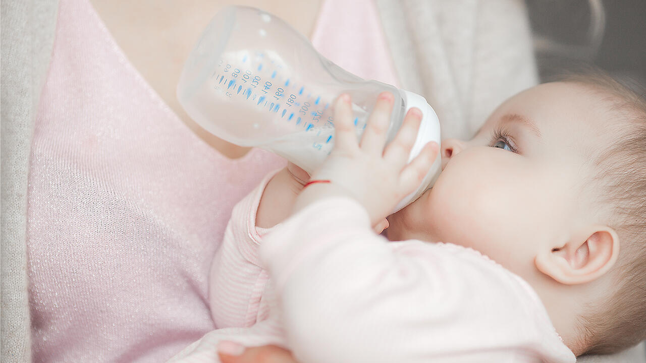Wenn Sie Babyflaschen und Sauger auskochen, schützen Sie Ihr Baby vor Keimen.