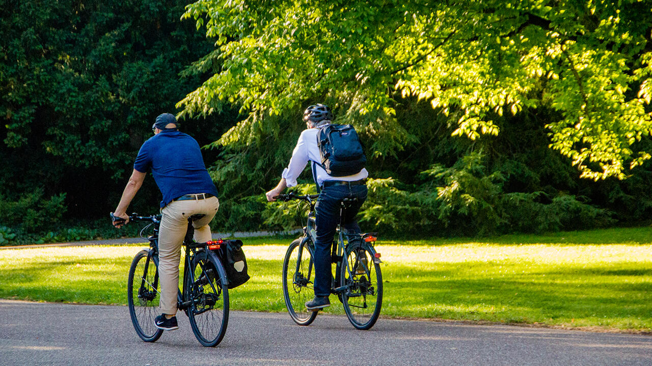 Mit dem Fahrrad auf die Arbeit. Das kann besonders im Frühjahr und Sommer richtig nett sein. 