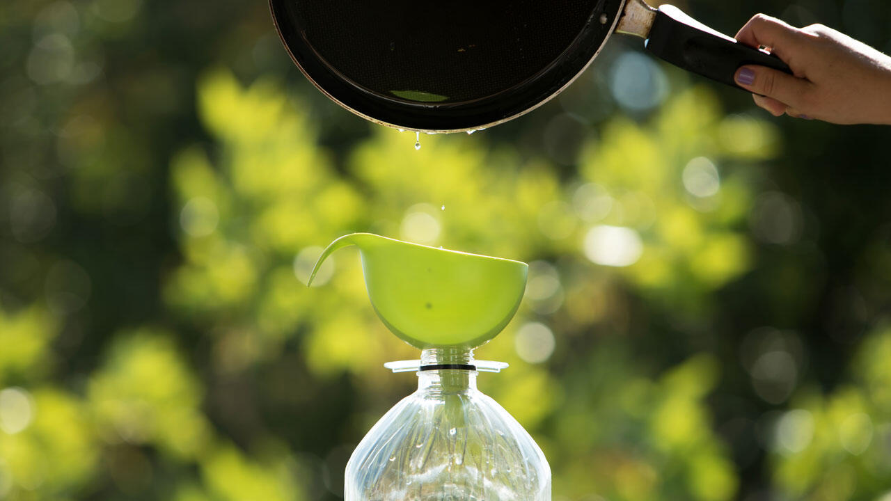 Altes Speiseöl können Sie mit Hilfe eines Trichters in eine alte Plastikflasche gießen und dann im Restmüll entsorgen.