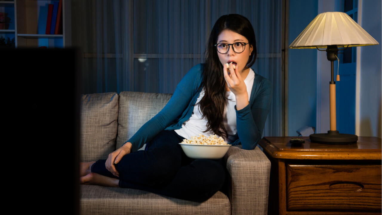 Spätes Essen macht dick: Dieser Diätmythos hält sich hartnäckig, ist aber umstritten. Snacks auf der Couch helfen auf jeden Fall nicht beim Abnehmen.