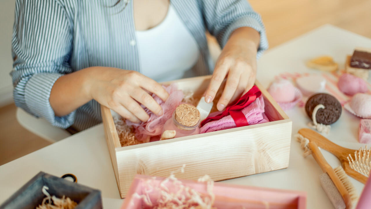 Ein schönes Last-Minute-Geschenk ist eine Beauty-Box, die Sie auch selbst herstellen können. Ein schönes Last-Minute-Geschenk ist eine Beauty-Box, die Sie auch selbst herstellen können.