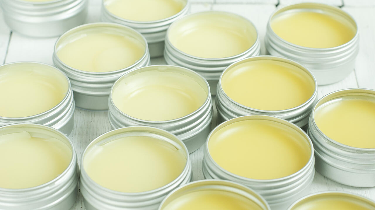 Selbst gemachtes Lippenbalsam ist ein schönes und persönliches Last-Minute-Geschenk. Selbst gemachtes Lippenbalsam ist ein schönes und persönliches Last-Minute-Geschenk.