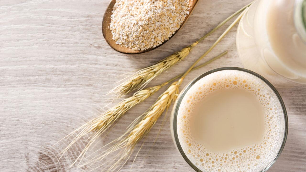 Hafermilch selber machen aus Haferflocken: Rezept und Tipps für den veganen Milchersatz