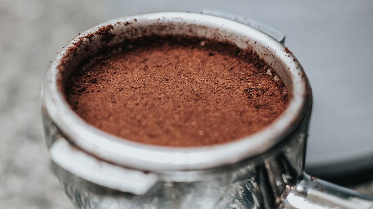 Nachhaltig: Kaffeesatz nicht wegwerfen! Recycling-Tipps für drinnen und draußen